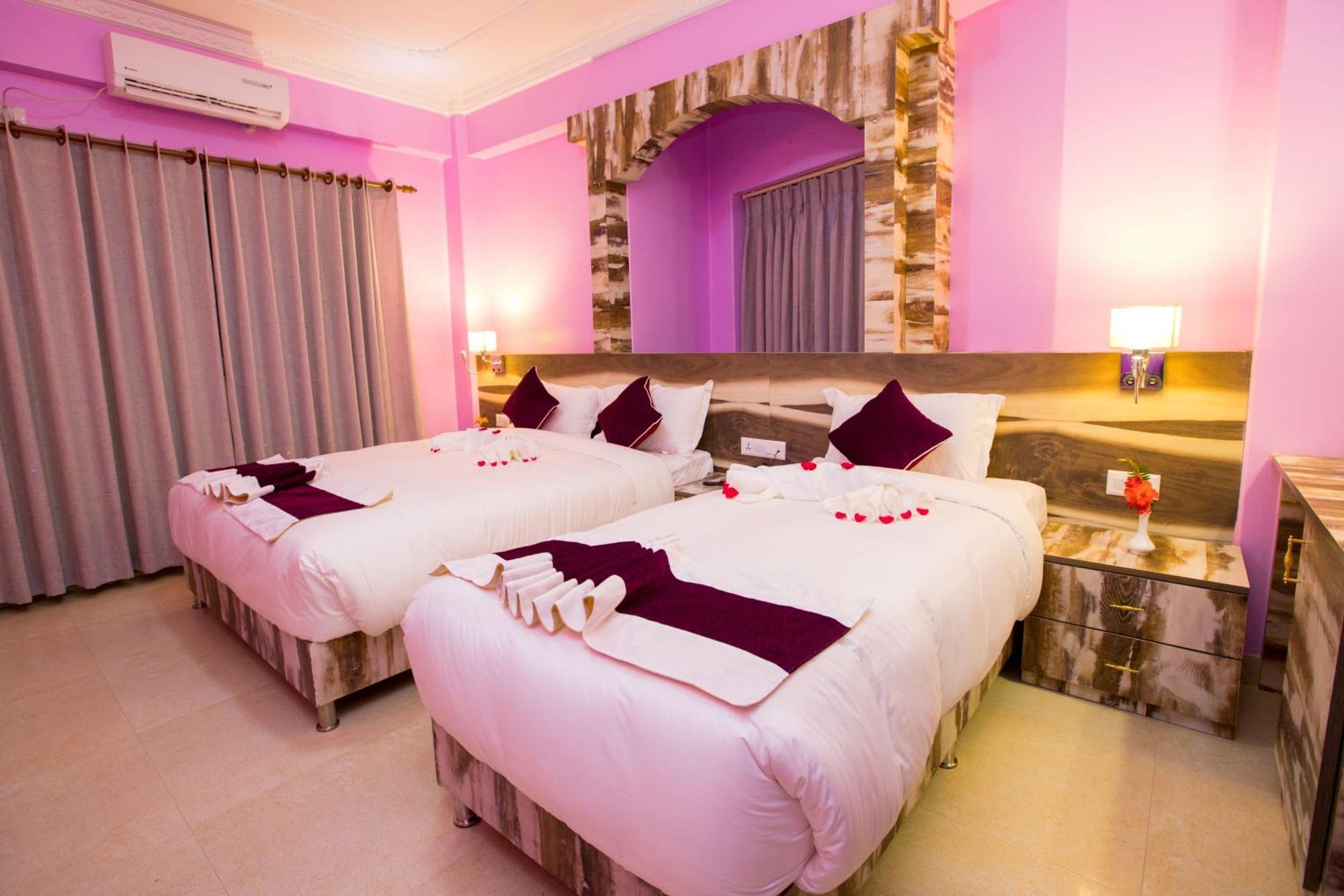 Hotel Task International Pokhara Extérieur photo
